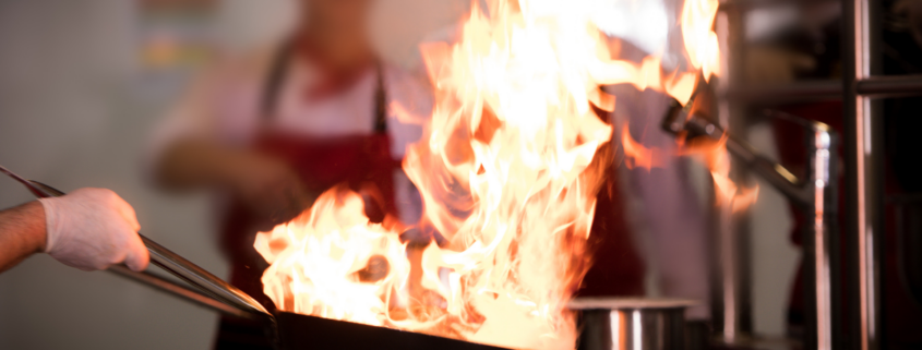 Pan met vuur in keuken restaurant